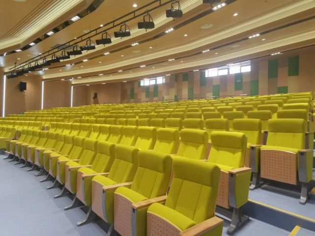 演播厅 随处可见的塑胶跑道, 现代化的食堂…… 处处显示着学校设计的