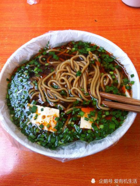 肉饸饹,淳化的臊子饸饹,西安,渭南的羊血饸饹,还有陕北绥德的羊肉饸饹