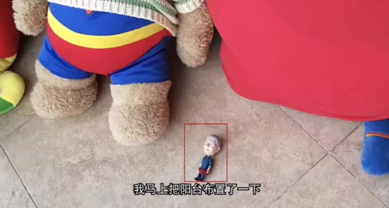 《千万不要把沙发改装成马桶》视频中,埋的"苹果ceo库克"的梗打开他的