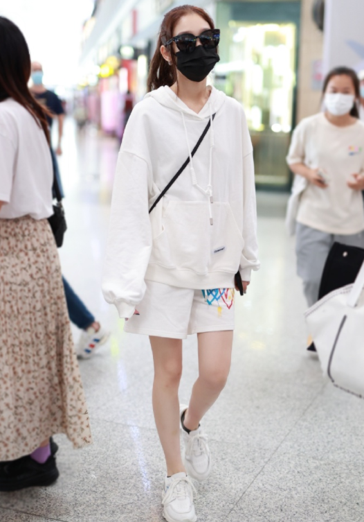 宋佳又穿火了卫衣搭配黑色短裤中性飒爽休闲洒脱又洋气