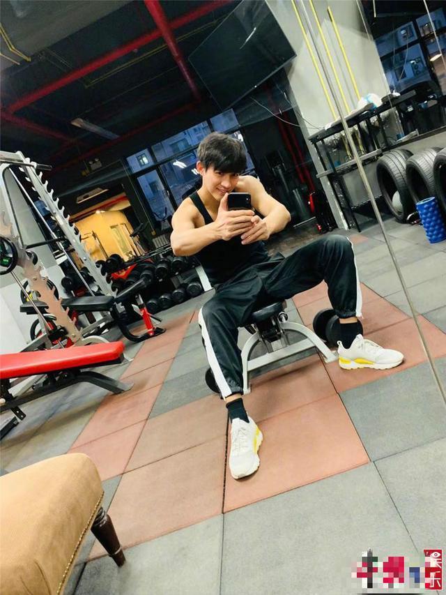 有演技有实力的李子峰,在生活中也不像剧中那么直男,而是非常懂得浪漫