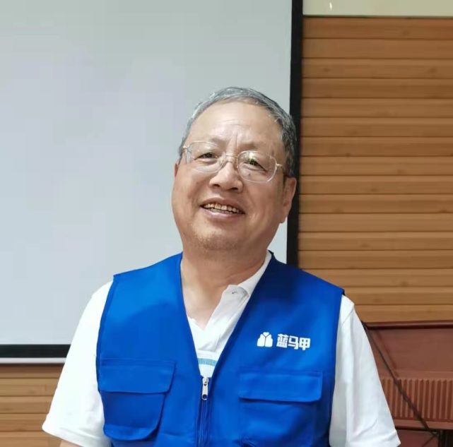 72岁大爷用连环画教老人用智能手机:想帮助老人解决生活的不便|吕文良