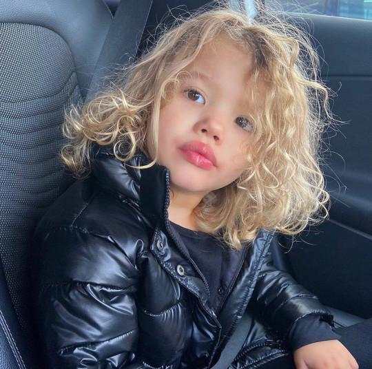 图上这个可爱的英国小女孩今年只有三岁,名叫伊莉斯·普赖尔(elise