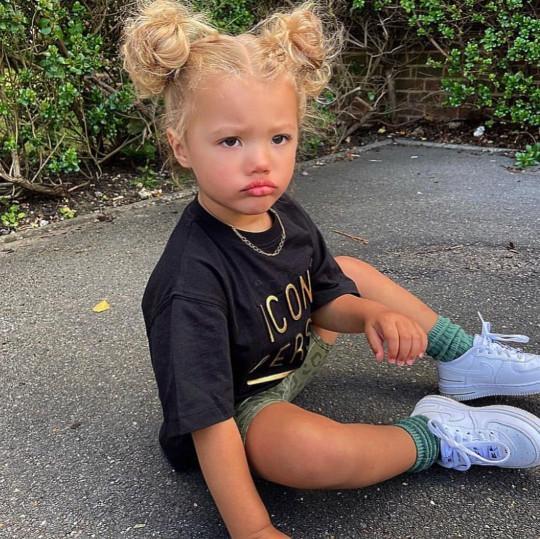 图上这个可爱的英国小女孩今年只有三岁,名叫伊莉斯·普赖尔(elise