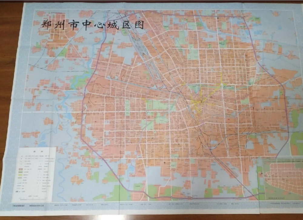 2001年左右的郑州地图,紫边是老三环线▲2020年郑州城市建成区.