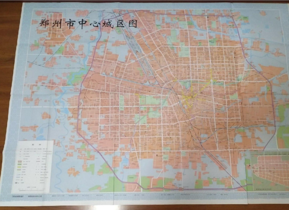 2001年左右的鄭州地圖,紫邊是老三環線▲2020年鄭州城市建成區.