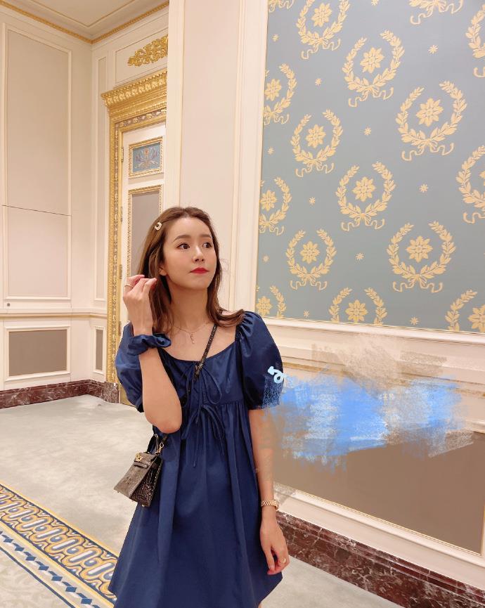 张子萱晒陈赫视角秀少女感坐旋转木马笑容甜美自称在逃公主