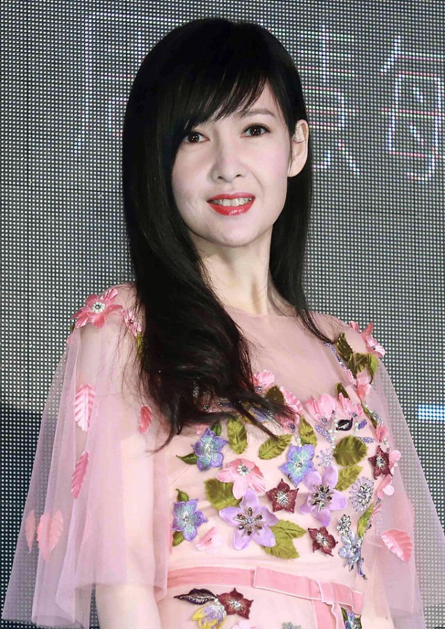 周慧敏真是温柔到了骨子里,穿浅色纱裙似18岁少女,老了也精致