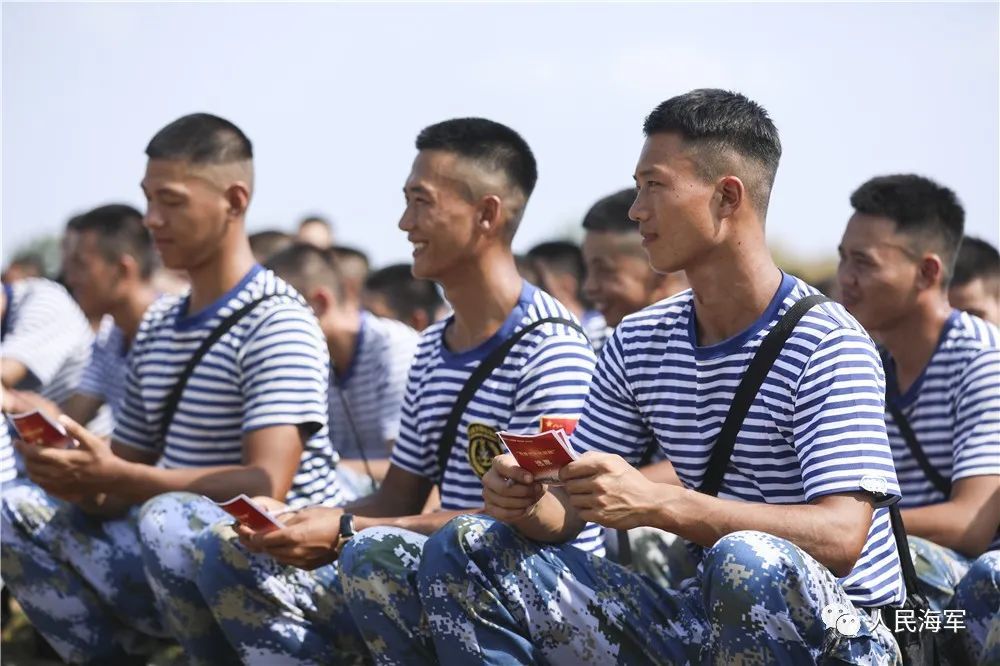 浑身肌肉的兵哥哥,你笑起来真好看!_腾讯新闻