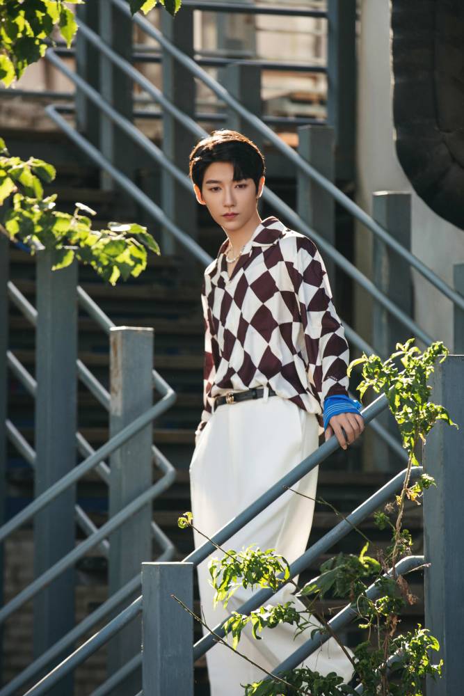 贾征宇户外大片曝光绅士风范雅致有型