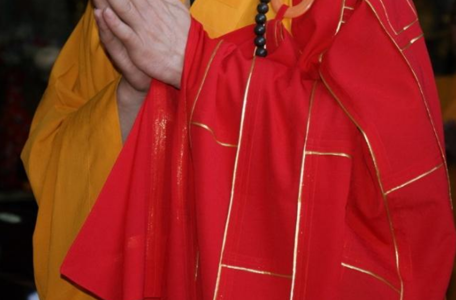 2005年,男子借9万买破袈裟,发现夹层有一物,后拍出1.3亿天价_腾讯新闻