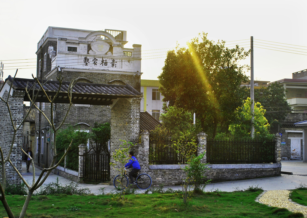 花山小镇(广州)旅游文化发展公司总经理郑国明表示,"花山小镇以华侨的