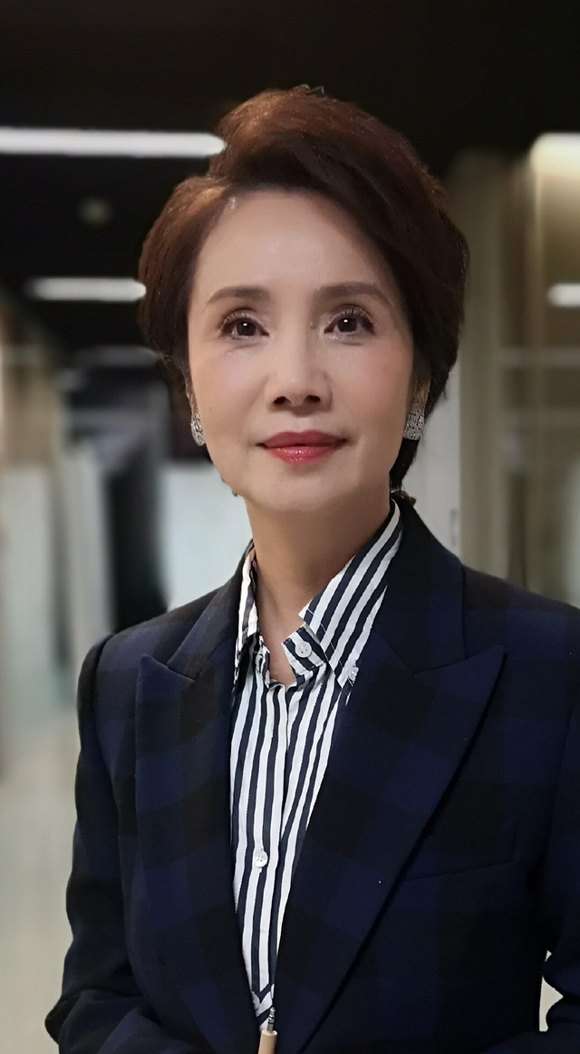 央视主播徐俐宣布退休!晒9张美照引不舍,曾携儿子二婚嫁名门