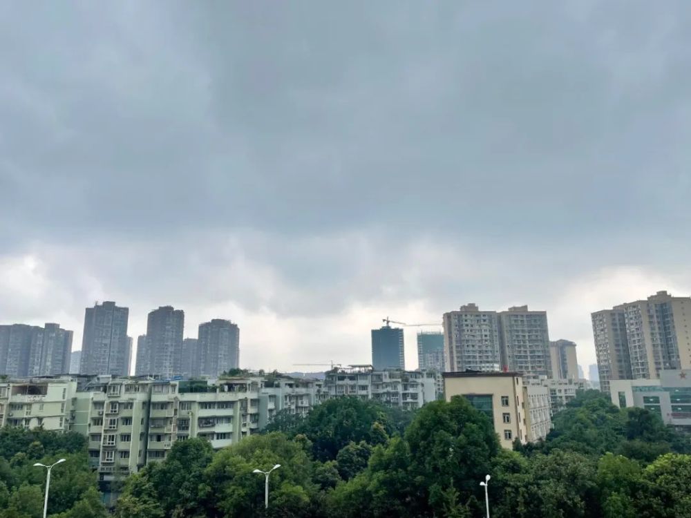 晚上閃電下暴雨自貢的天氣就是