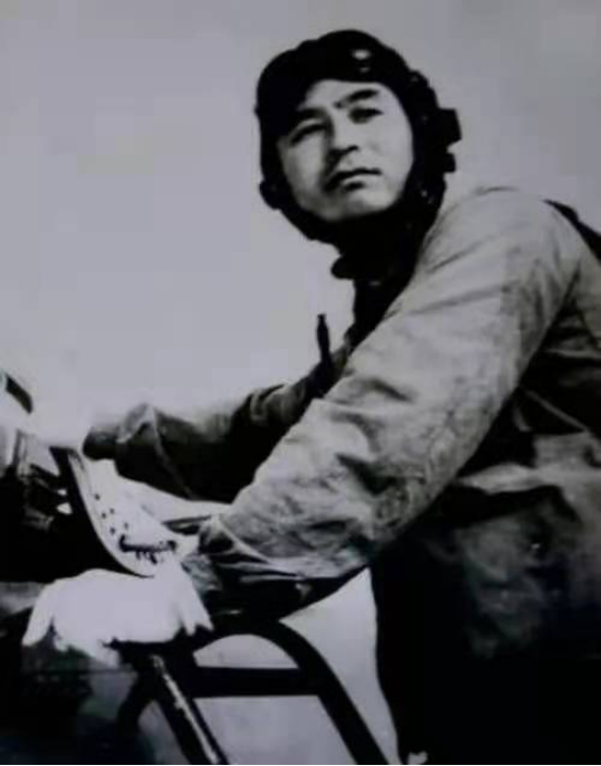 学生全部战死,他驾教练机迎战32架日机,当天日记只写了一句话