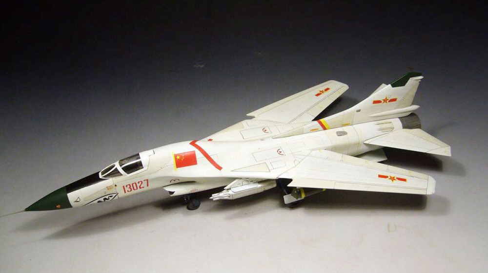 强-6强击机可调式两侧进气道,折叠腹鳍,雷达整流罩,成功应用于歼-8ii