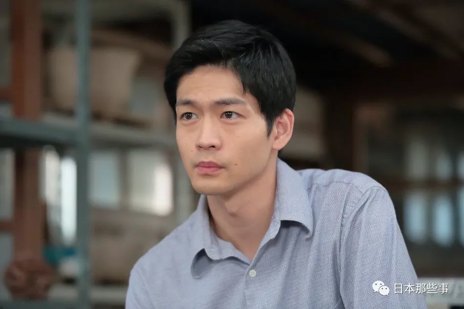 说起松下洸平,让他开始出名的还是跟户田惠梨香合作的nhk晨间剧《绯红