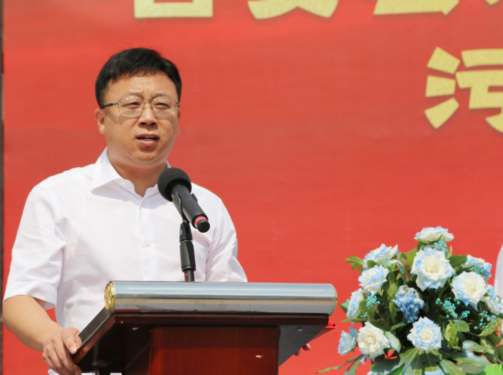 县委常委,副县长于德忱主持开工仪式.