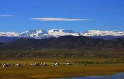 木斯岛冰山是萨吾尔山最高峰,坐落在萨吾尔山西端.其下孕育有现代