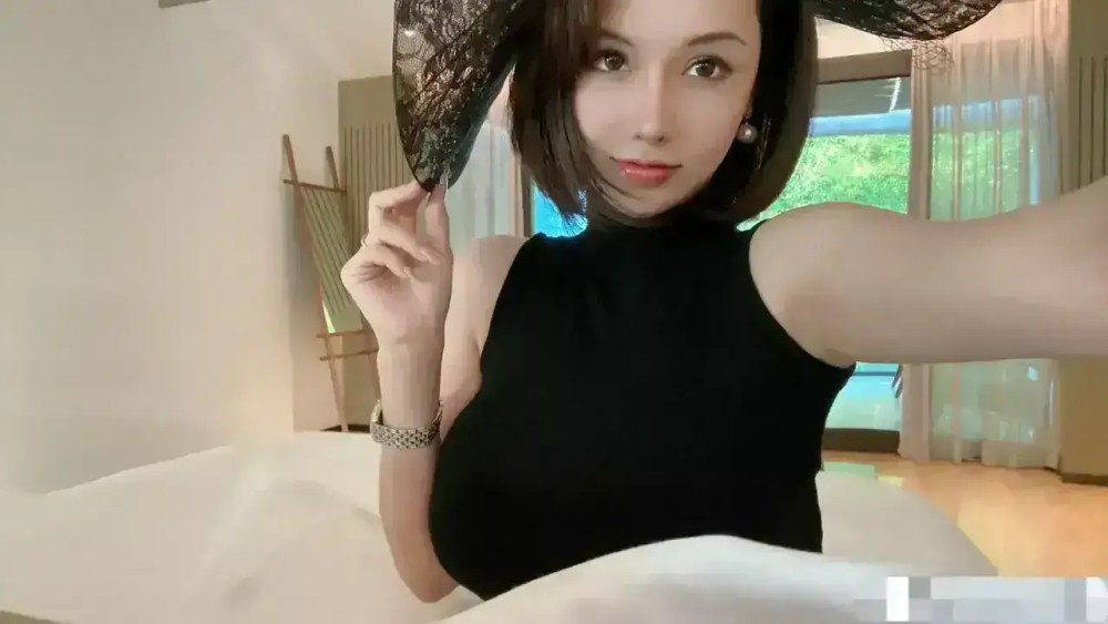 疑似钱枫事件女主被扒出身材火辣颜值高难怪钱枫没把持住