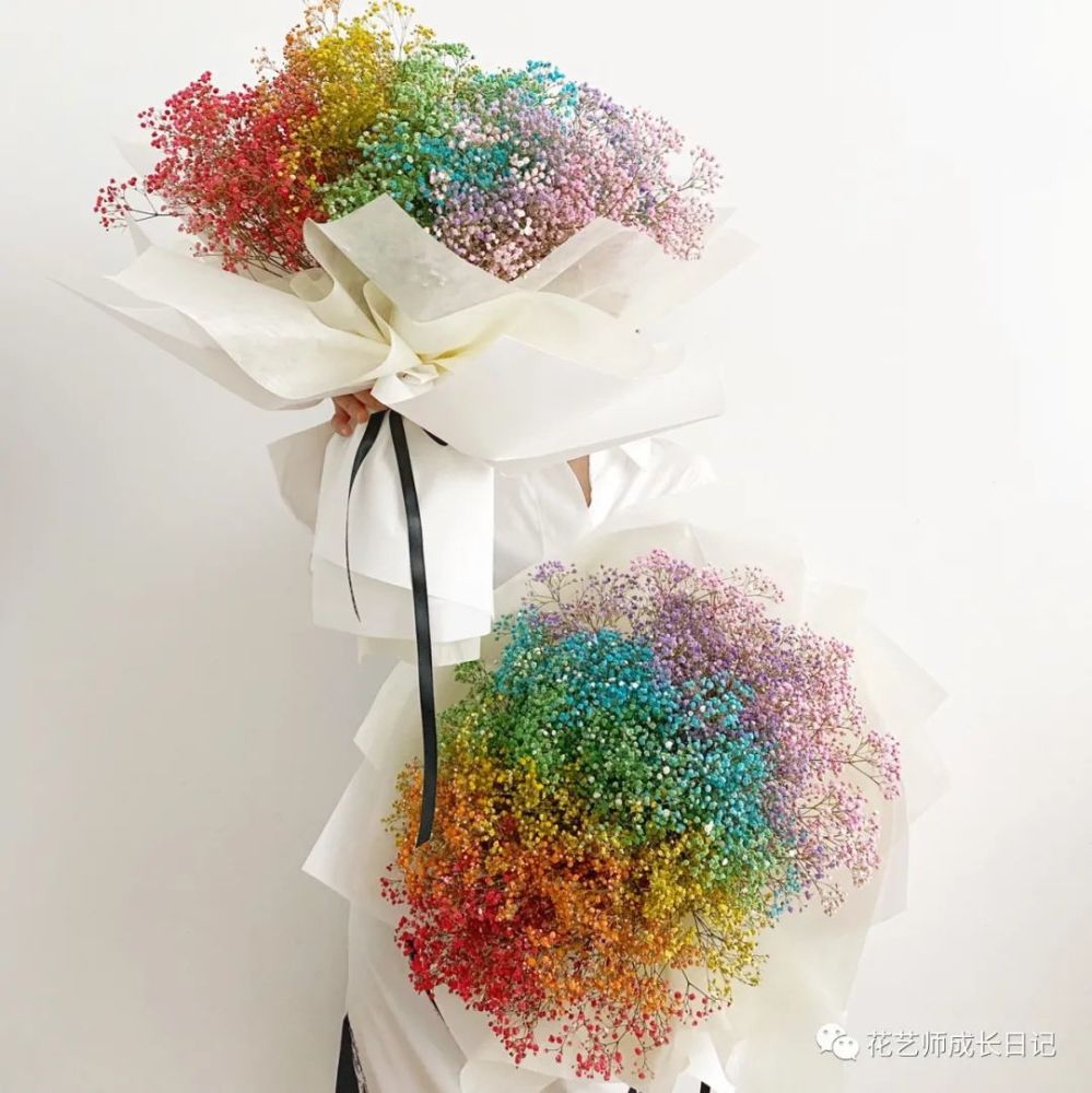 喜欢满天星的小伙伴,可以尝试一下彩虹色排列的满天星花束.