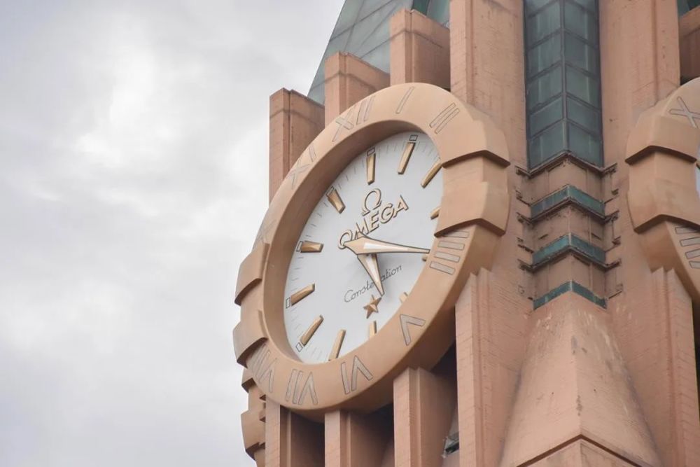 这要得益于 2015 年的一次改建,始建于 1955 年的王府井钟楼和诞生在