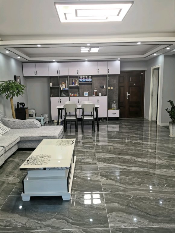 客厅往餐厅放学看,入户门进来就是餐厅了
