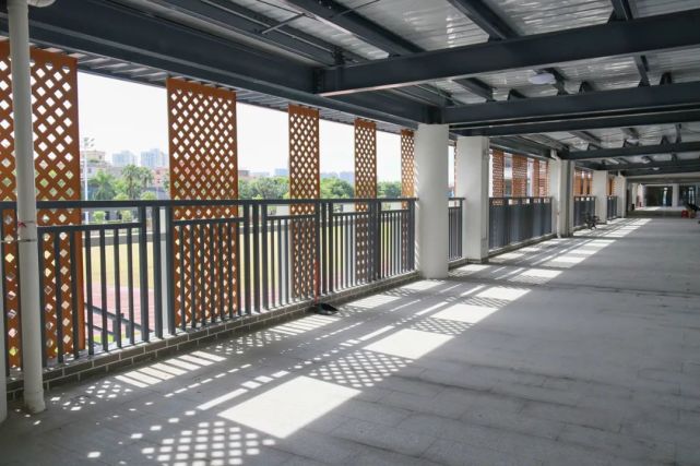 灯湖中学以岭南特色为主要设计风格,教学楼各个楼栋间有架空连廊相连