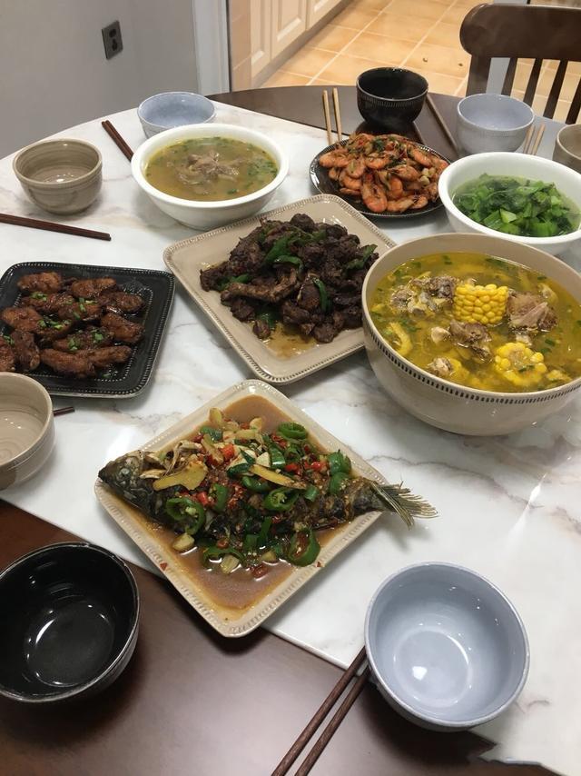 头一天入住新房,一桌丰盛晚餐犒劳一家子,进门玄关就漂亮极了