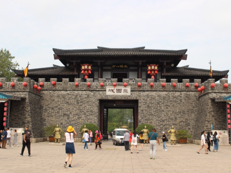 而清徐三国城也是按照无锡三国城的规模建造的,它距离距太原市区35