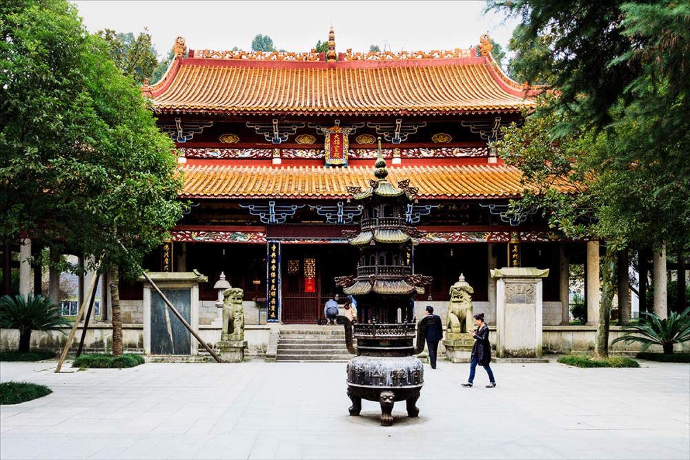 坐落在湖南岳麓山的古树丛中的一座寺庙是湖南古老的寺庙之一