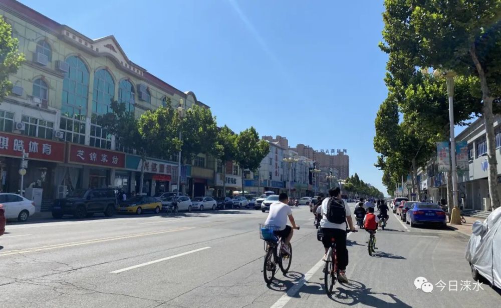 霸道涞水县多条街道公共停车位被违规占用