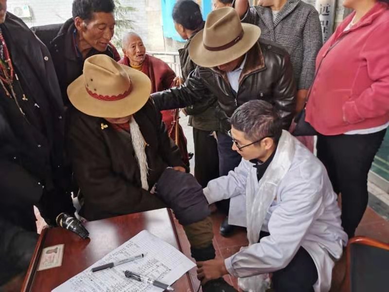 广东援藏工作队为高原群众写了一本书,钟南山作序