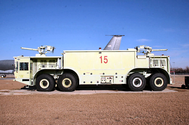 豪士科p15军用机场消防车