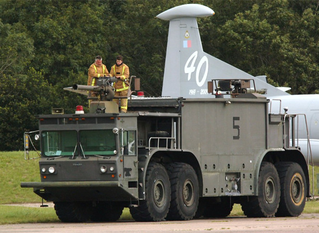 豪士科p15军用机场消防车