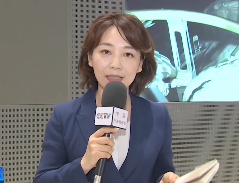 央视主持劳春燕近况罕曝眼睛凸出太扎眼穿薄纱上衣身材丰腴