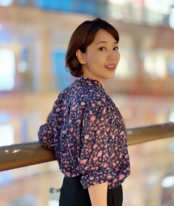 央视主持劳春燕近况罕曝!眼睛凸出太扎眼,穿薄纱上衣身材丰腴