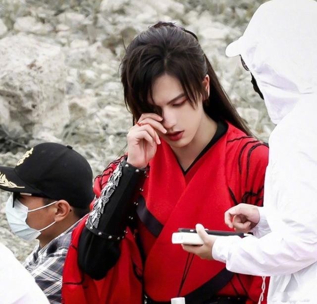 《天官赐福》剧版服化道升级,花城衣服质感满满被赞,谢怜仍被嫌
