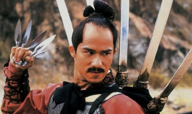 许多观众都对左千户这个角色感到喜欢,正是因为在电影背景中发现,他身