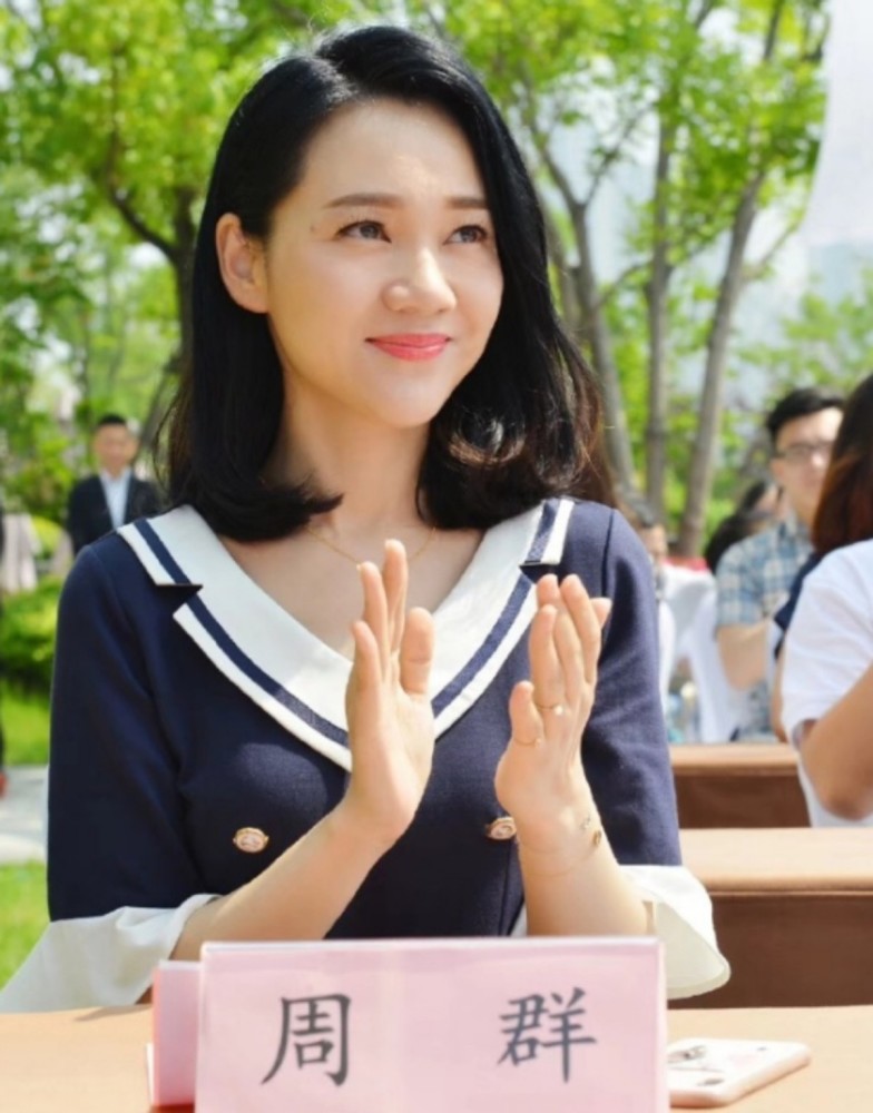 安徽台一姐周群带孩子游玩女儿皮肤黝黑不像妈发量浓厚惹人羡