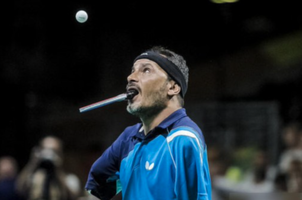 嘴咬球拍,抛球用脚,5年前他就感动世界_腾讯新闻