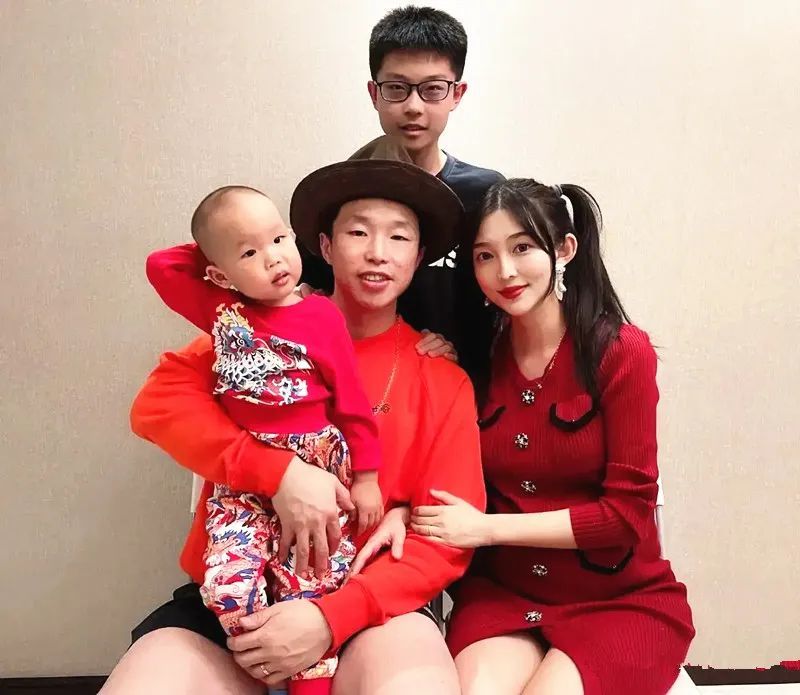 德云社烧饼秀全家福,娇妻貌美如花,两个孩子和爸爸如出一辙_腾讯新闻