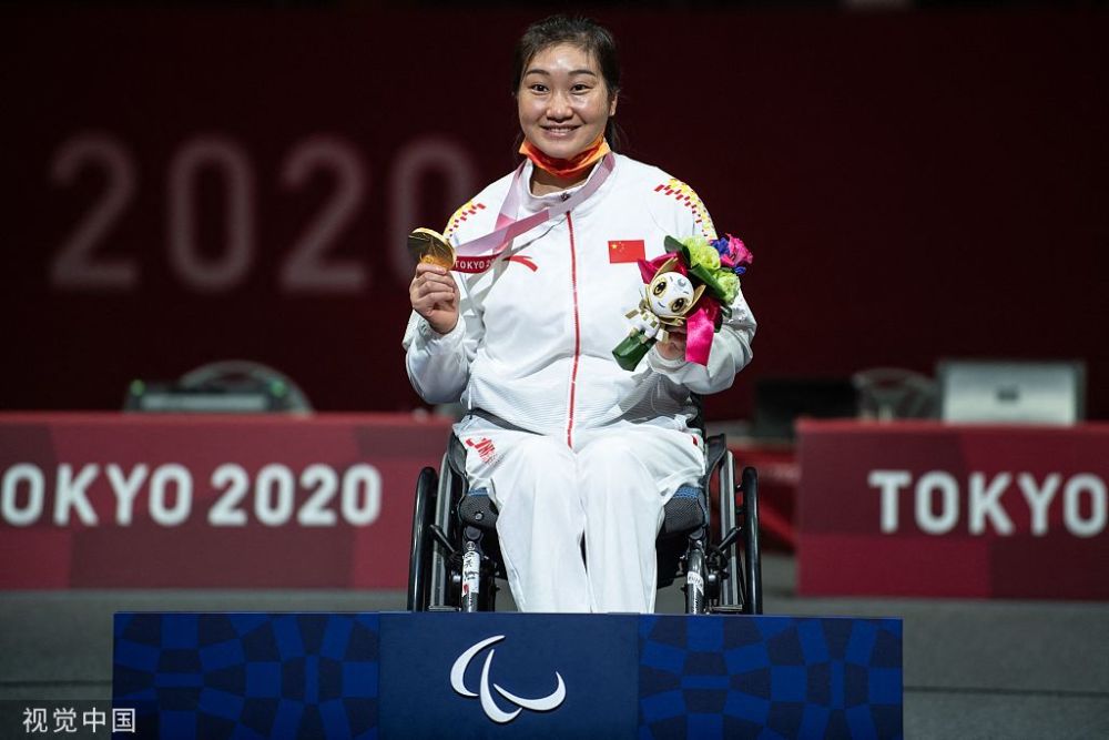 中国轮椅击剑队李豪为中国代表团收获首枚金牌谭淑梅今天算圆满成功吧