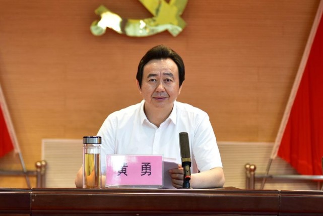 宣布省委,市委决定:郝俊吉同志为王益区人民政府区长人选;刘军同志不