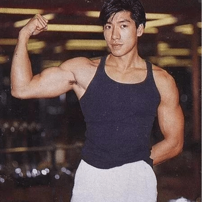 练出了一身健硕的肌肉,帅气的脸庞,为了更好得呈现产品,张耀扬开始