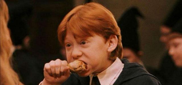 当年啃鸡腿的小少年罗恩如今已经长成当爸,模样也变了许多.