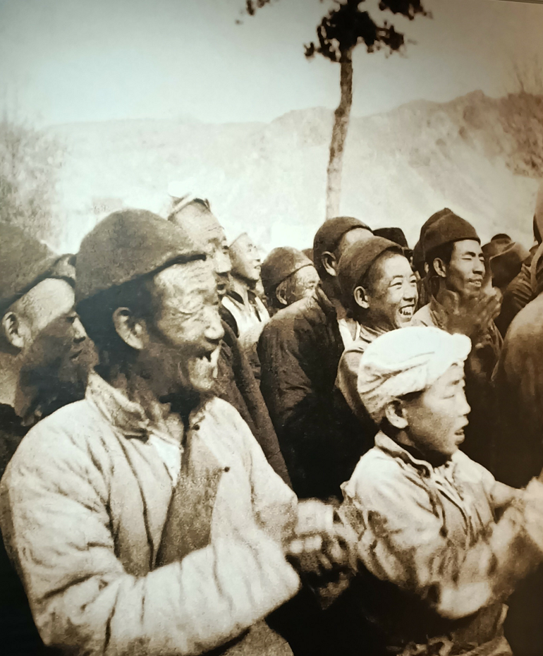 抗战胜利,老百姓脸上露出了多年不见的笑容.