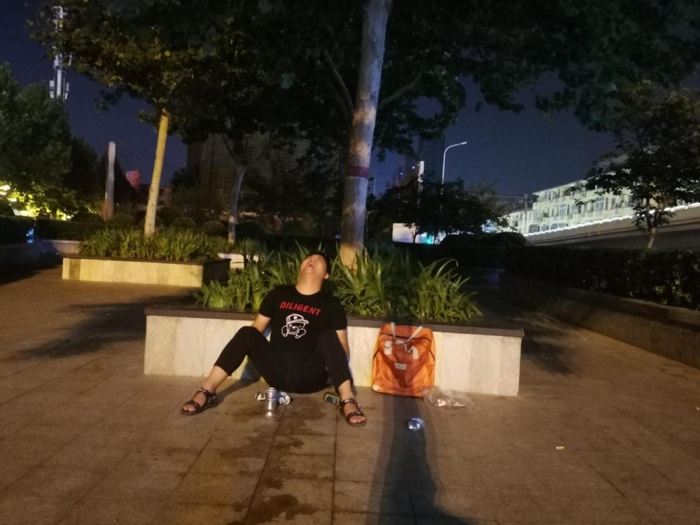 我该救谁父亲和儿子同患癌症男子深夜坐在路边崩溃大哭