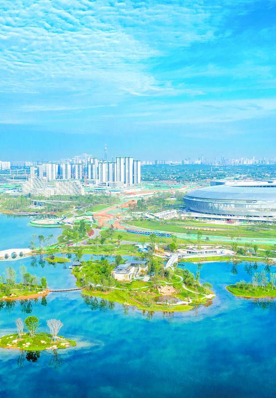 成都东安湖清澈见底 最大透明度达4.4米