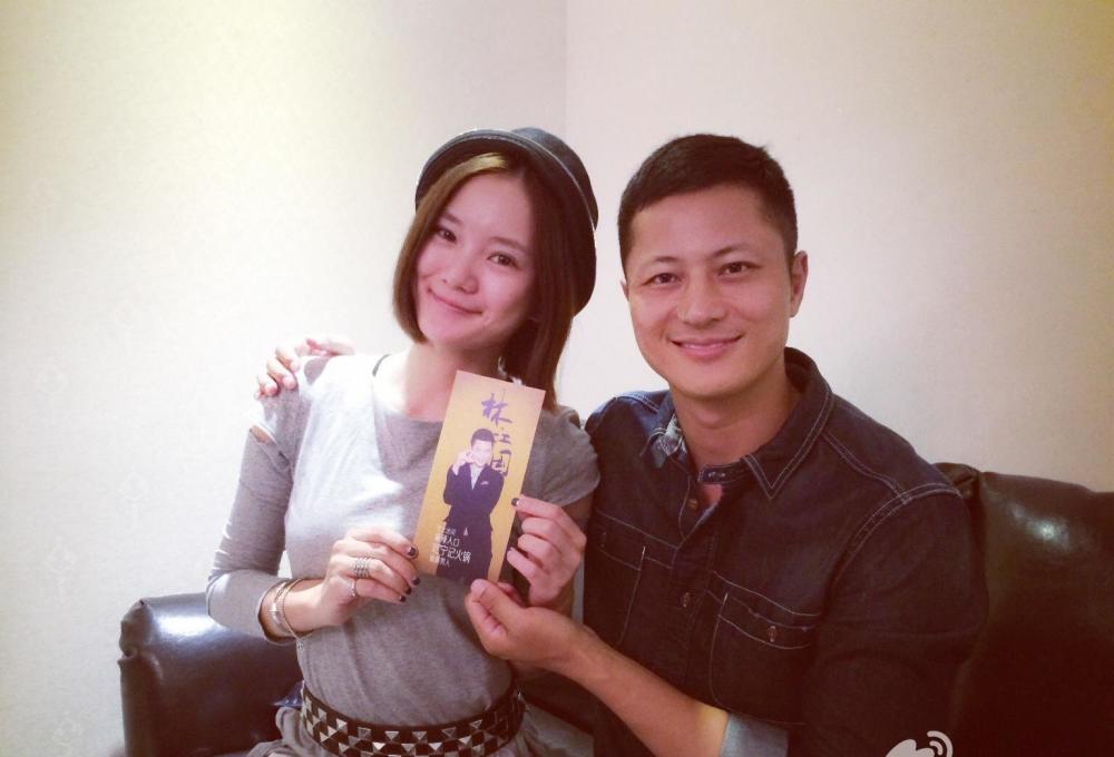 林江国18年的时候才结婚,老婆是张嘉文涵,也是演员,但是出演的戏并不